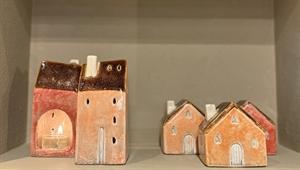 Haus, Country - Keramik 6.9x 5.3x H14.3cm, bunt Haus, Country - Keramik 6.9x 5.3x H14.3cm, bunt